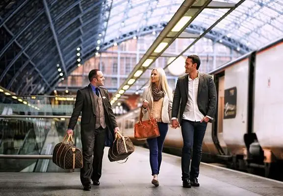 Transfert privé vers Les Arcs — chauffeur portant les bagages en gare
