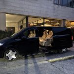 Mercedes Classe VIP noire avec chauffeur privé devant l'hôtel, transfert vers les stations de ski aux Arcs