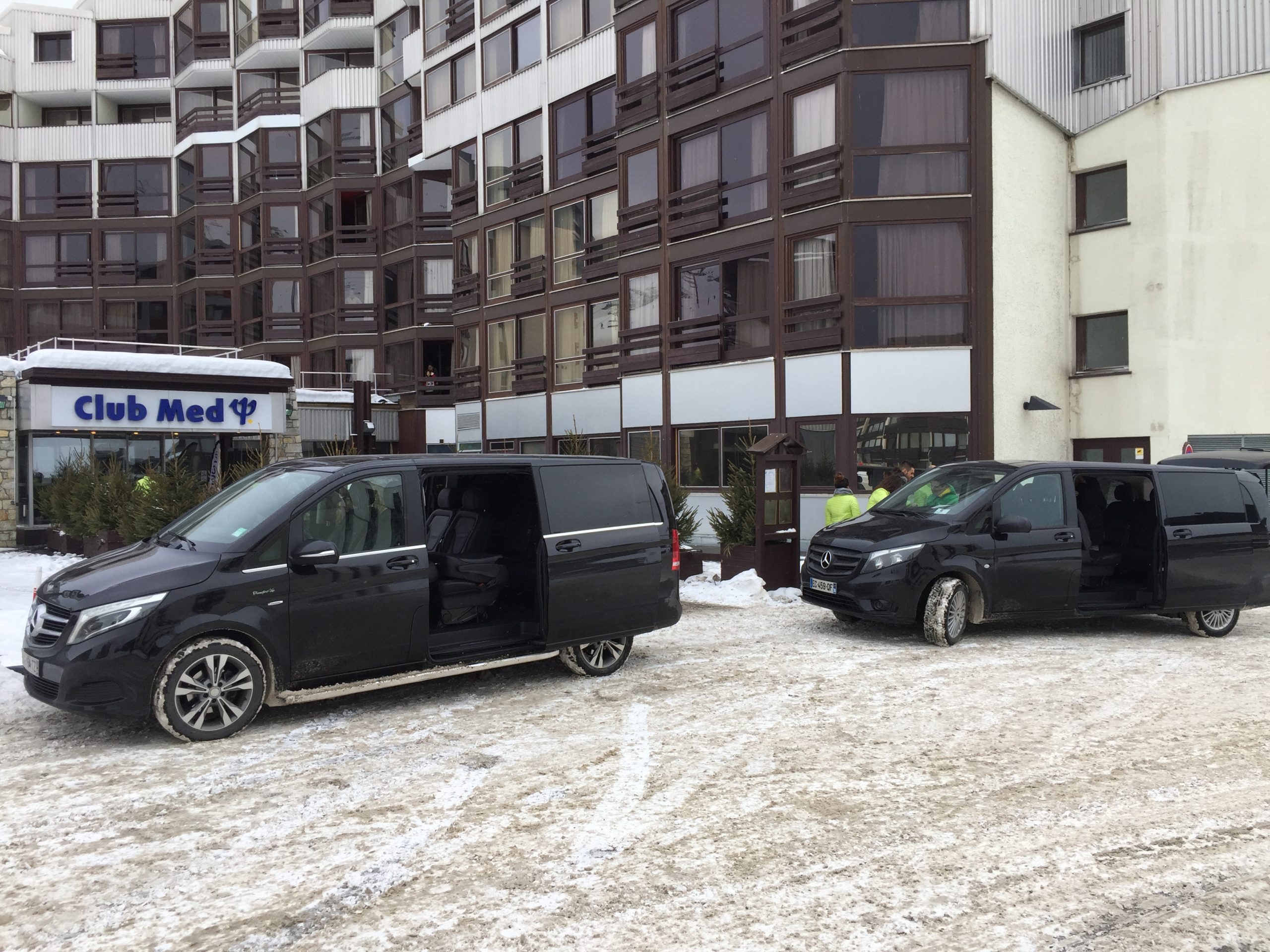 Voiture avec chauffeur à Tignes — deux Mercedes Classe V noires devant le Club Med sous la neige