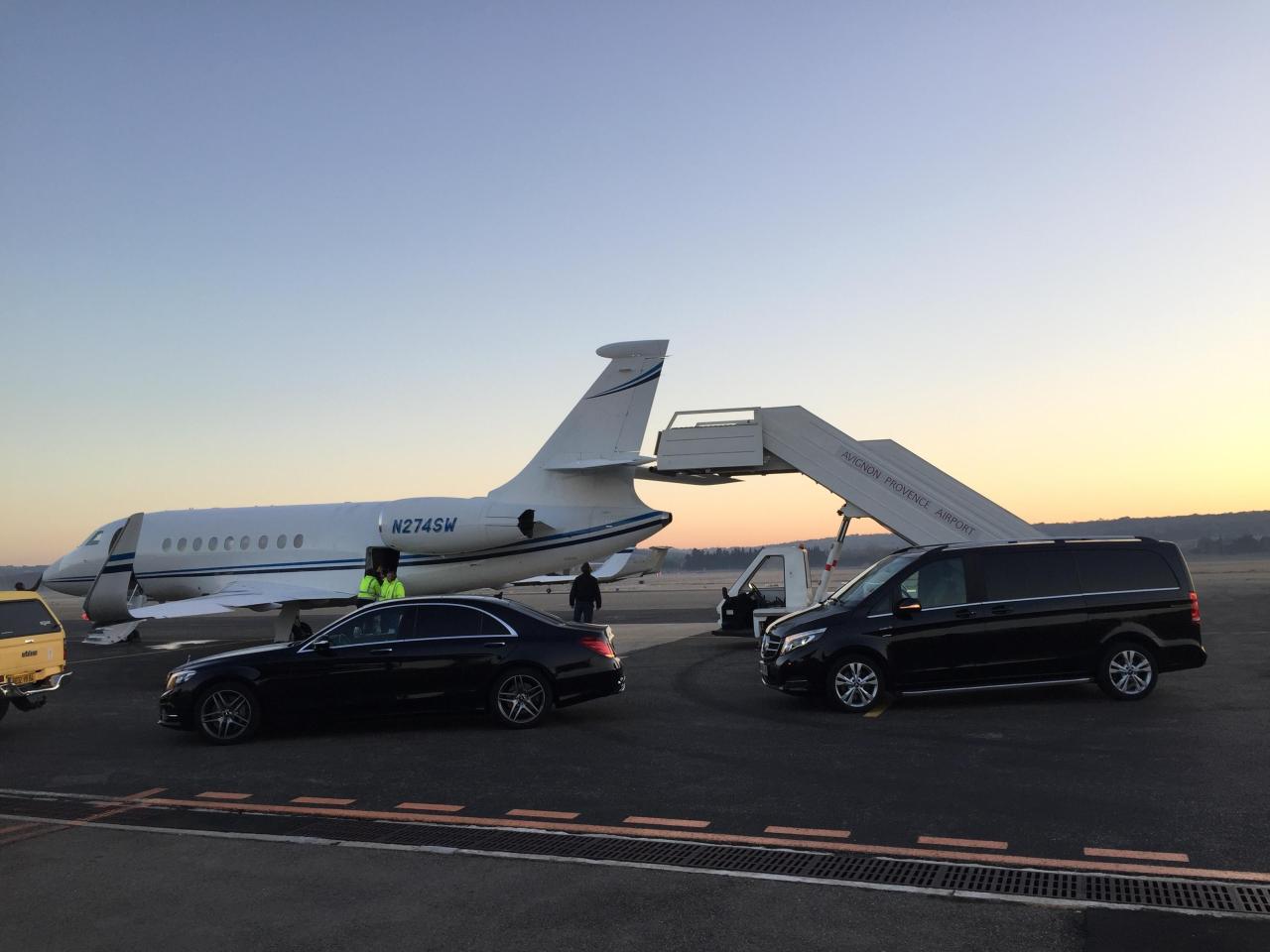 Location de voiture avec chauffeur aux Arcs : Mercedes Classe S et Classe V au pied d'un jet privé sur le tarmac