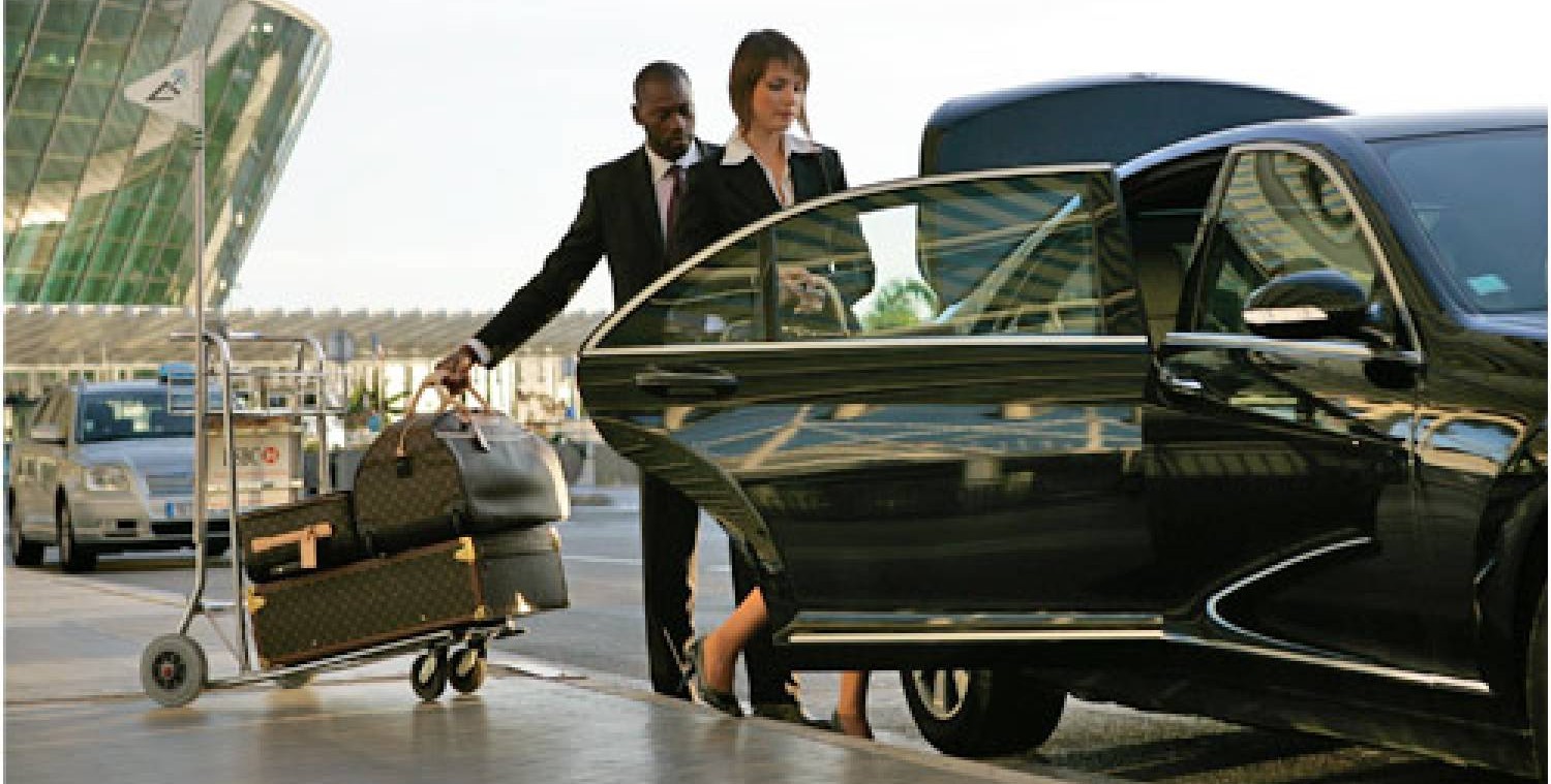 Chauffeur privé VTC aux Arcs accueillant un client à l'aéroport